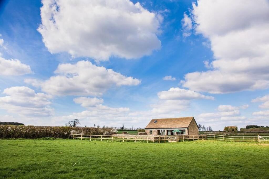 Secluded Romantic Cotswolds Barn - Sleeps 2 To 4 - Near Cirencester - Dog Friendly Villa Kemble Luaran gambar