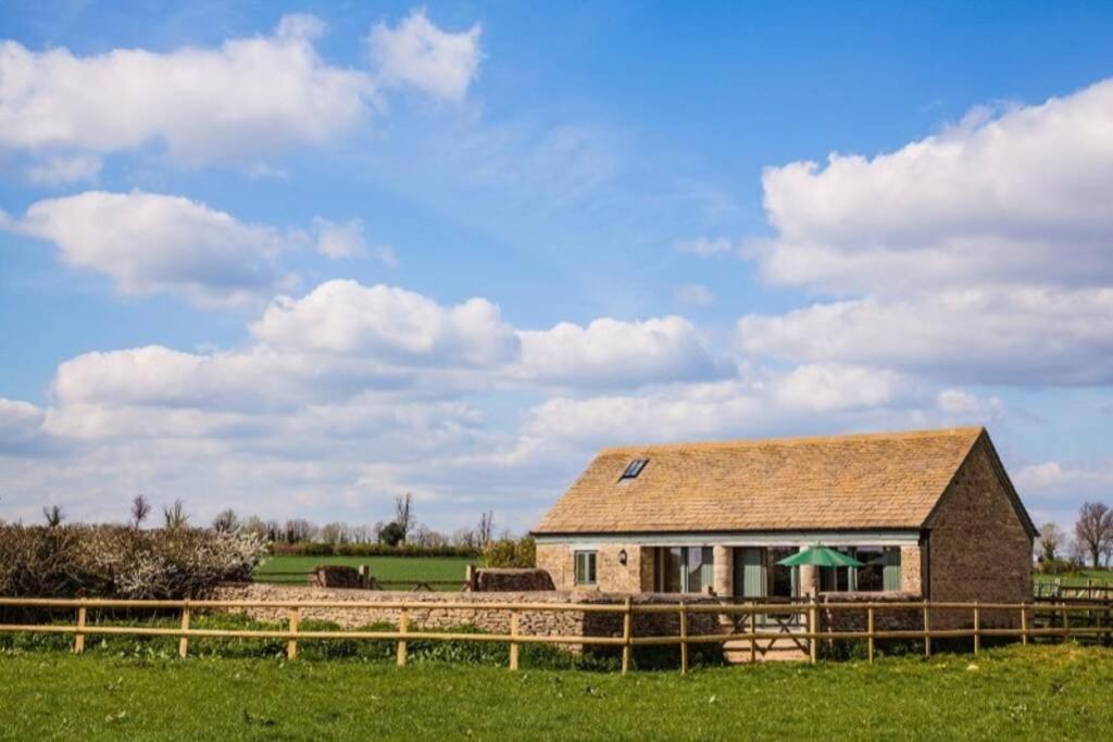 Secluded Romantic Cotswolds Barn - Sleeps 2 To 4 - Near Cirencester - Dog Friendly Villa Kemble Luaran gambar