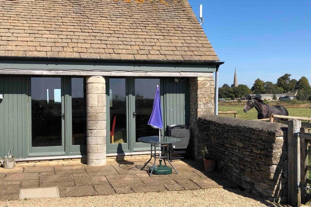 Secluded Romantic Cotswolds Barn - Sleeps 2 To 4 - Near Cirencester - Dog Friendly Villa Kemble Luaran gambar