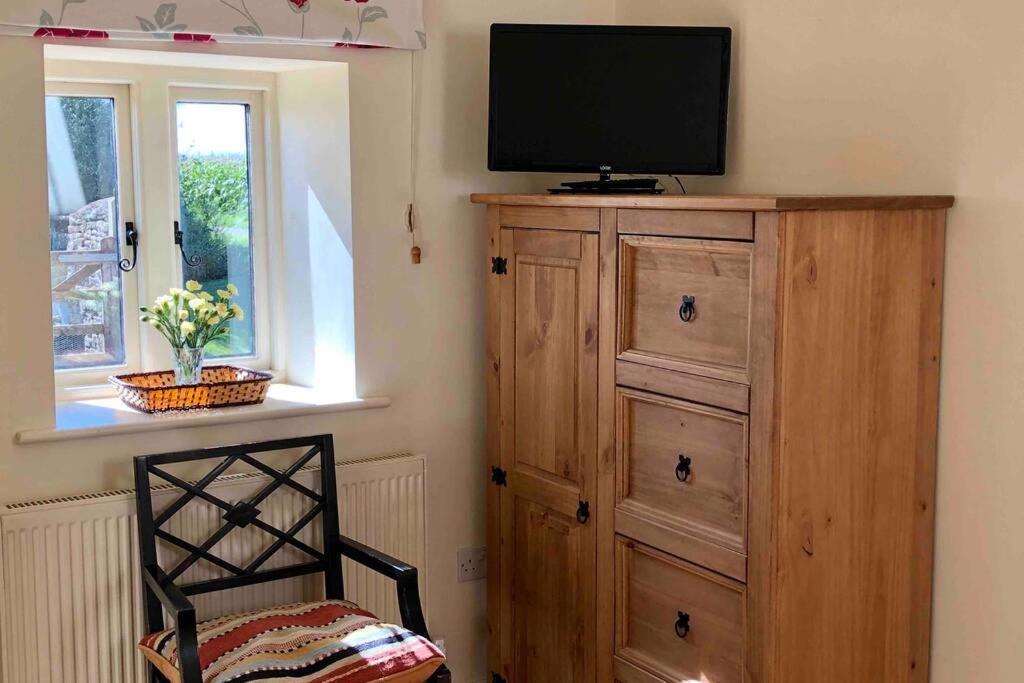 Secluded Romantic Cotswolds Barn - Sleeps 2 To 4 - Near Cirencester - Dog Friendly Villa Kemble Luaran gambar