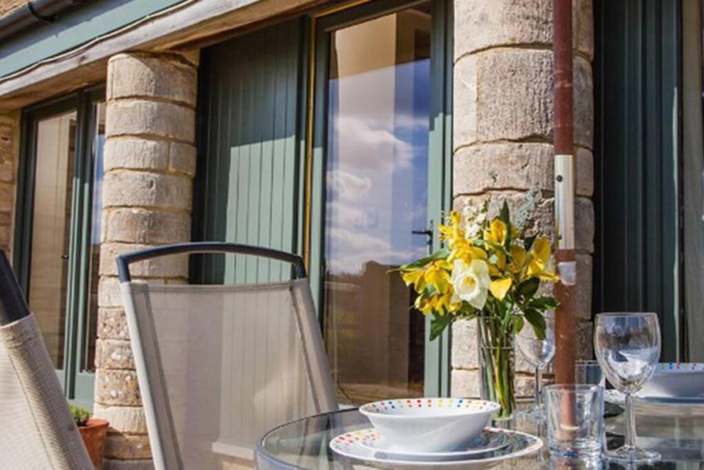 Secluded Romantic Cotswolds Barn - Sleeps 2 To 4 - Near Cirencester - Dog Friendly Villa Kemble Luaran gambar