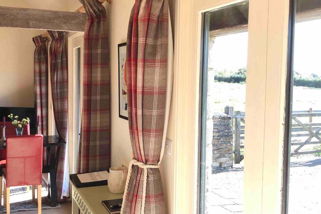 Secluded Romantic Cotswolds Barn - Sleeps 2 To 4 - Near Cirencester - Dog Friendly Villa Kemble Luaran gambar