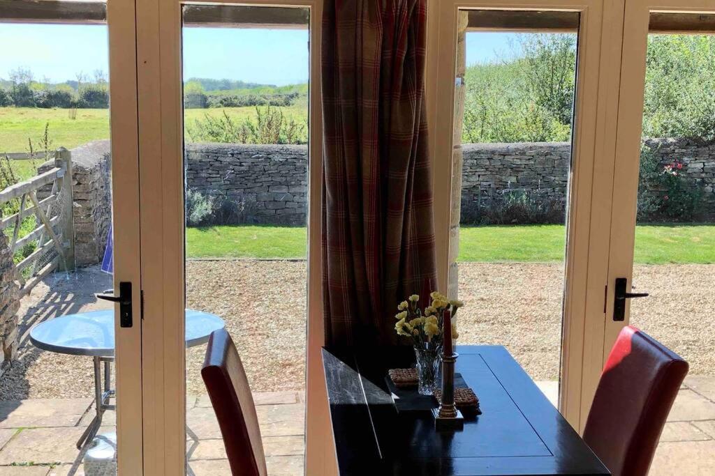 Secluded Romantic Cotswolds Barn - Sleeps 2 To 4 - Near Cirencester - Dog Friendly Villa Kemble Luaran gambar